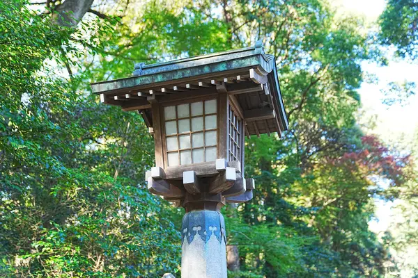 Japon bahçesindeki eski ahşap fener.