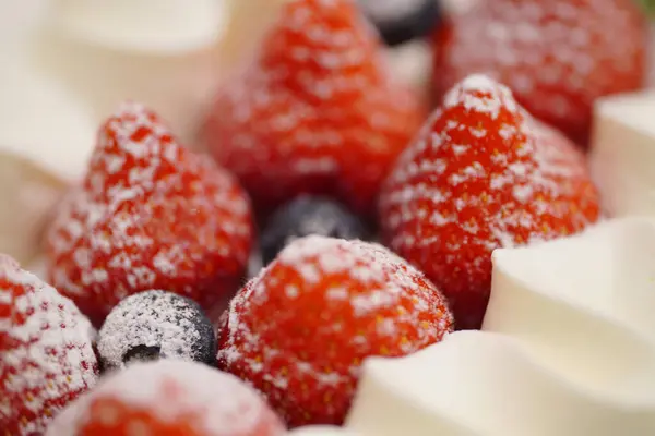 Leckerer Kuchen Mit Erdbeeren Und Sahne — Stockfoto