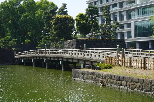 Köprüden göl manzarası, gündüz manzarası.