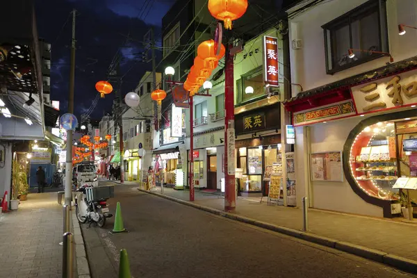 Modern Japon şehrinin caddesindeki aydınlık dükkanlar 