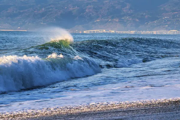 Kumlu sahilde büyük deniz dalgaları