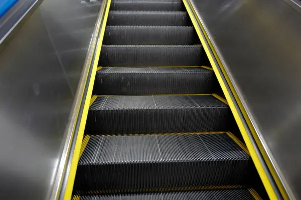 地下鉄の近代的な階段 — ストック写真