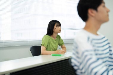 Modern okulda okuyan güzel bir Japon kızın portresi.