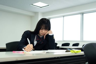 Bayan Japon öğrenci sınıfta okuyor.