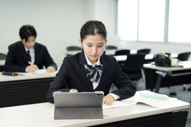 Modern okulda okuyan güzel bir Japon kızın portresi.