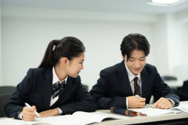 Modern okulda okuyan bir grup genç Japon.