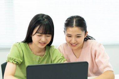 Modern okulda okuyan bir grup genç Japon.