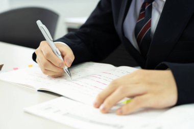 Not defterine notlar yazan işadamlarının ellerini kapat.