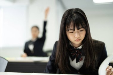 Modern okulda okuyan güzel bir Japon kızın portresi.