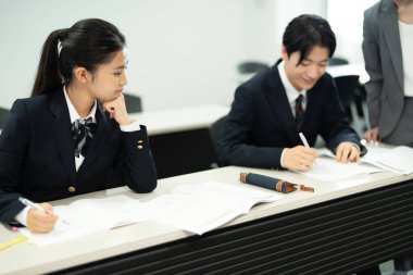 Modern okulda okuyan bir grup genç Japon.