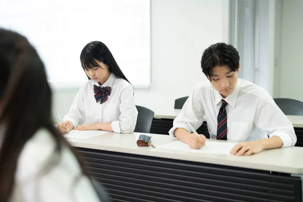 Grupo Jovens Adolescentes Japoneses Que Estudam Escola Moderna — Fotografia de Stock