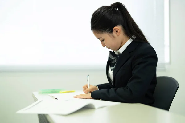 Portret Van Een Mooi Japans Meisje Dat Studeert Moderne School — Stockfoto
