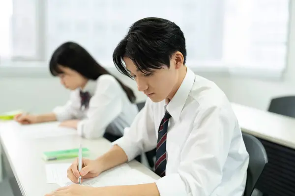 Группа Молодых Японских Подростков Обучающихся Современной Школе — стоковое фото
