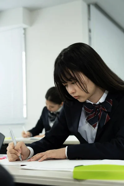 Vrouwelijke Japans Student Studeren Klaslokaal — Stockfoto