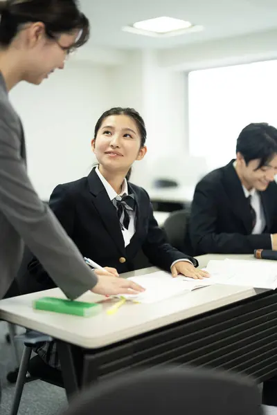 Група Молодих Японських Підлітків Які Навчаються Сучасній Школі — стокове фото