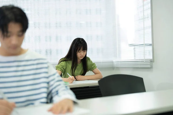 Retrato Bela Menina Japonesa Estudando Escola Moderna — Fotografia de Stock