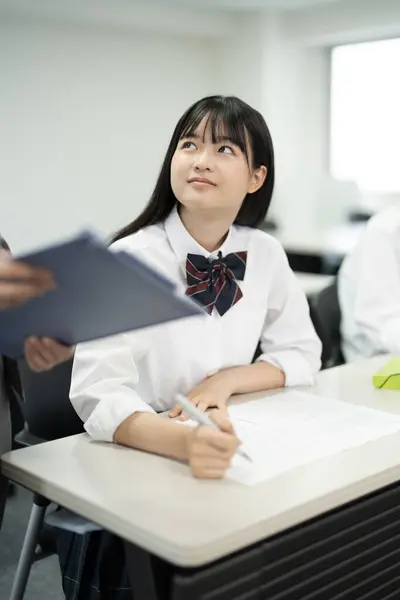 Portret Van Een Mooi Japans Meisje Dat Studeert Moderne School — Stockfoto