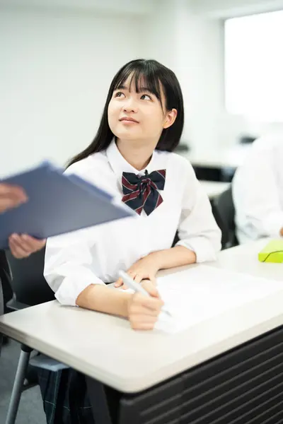Portræt Smuk Japansk Pige Studerer Den Moderne Skole - Stock-foto