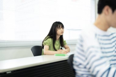 Bayan Asyalı öğrenci okulda okuyor..