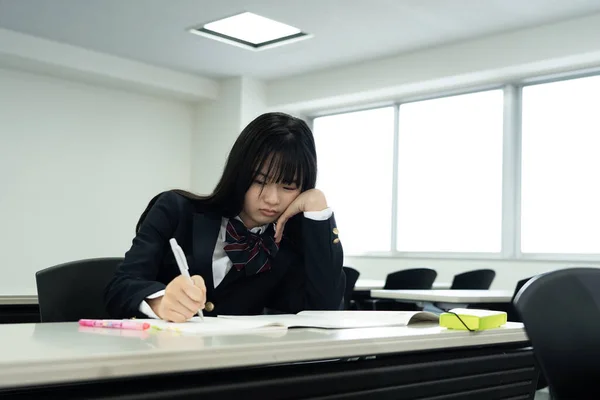 Kvinnlig Japansk Student Studerar Klassrummet — Stockfoto