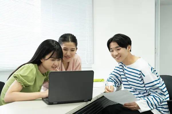 Японские Студенты Используют Ноутбук — стоковое фото
