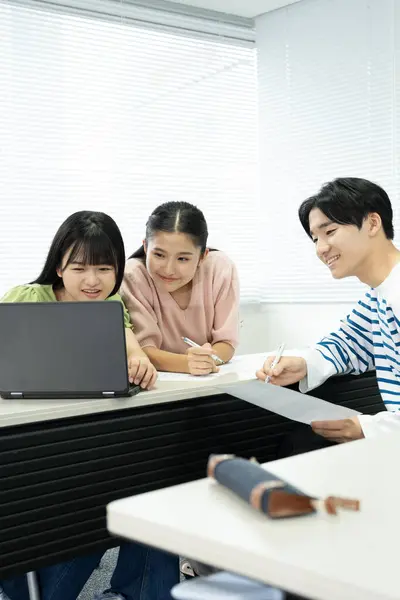 Japanse Studenten Met Behulp Van Laptop — Stockfoto