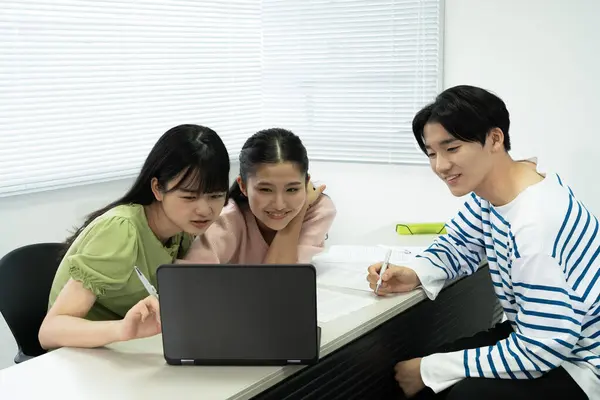 Ιάπωνες Φοιτητές Που Χρησιμοποιούν Φορητό Υπολογιστή — Φωτογραφία Αρχείου