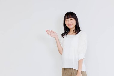 Boş alan gösteren Asyalı genç kadın