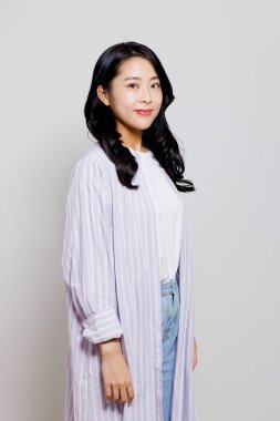 Genç Asyalı kadın stüdyoda poz