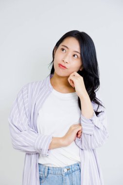 yukarıya bakıp düşünüyorum genç kadın