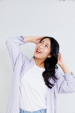 Stüdyoda el ele tutuşan üzgün Japon kadının portresi