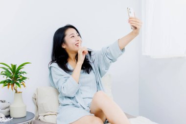 Asyalı genç kadın selfie smartphone ile alarak