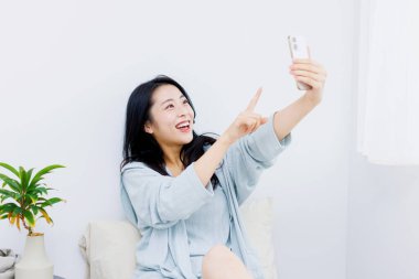 Asyalı genç kadın selfie smartphone ile alarak