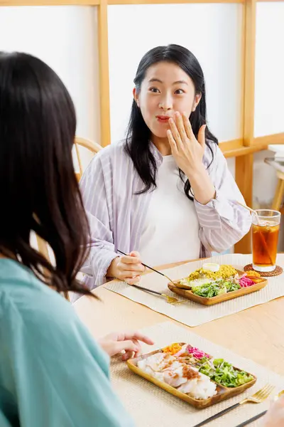 2人のアジアの若い女性が食事を楽しむ — ストック写真
