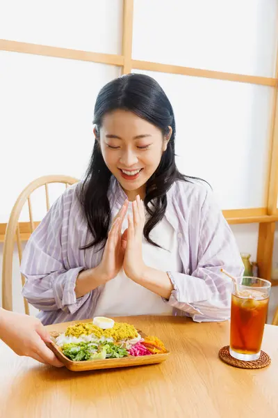 Mujer Asiática Está Encantada Con Comida Servida Por Camarera Femenina —  Fotos de Stock