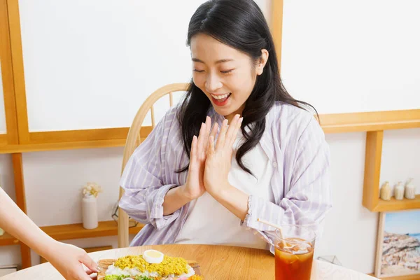Mulher Asiática Está Encantada Com Refeição Servida Por Garçom Feminino — Fotografia de Stock