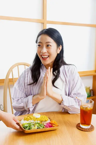 Aziatische Vrouw Blij Met Maaltijd Geserveerd Door Vrouwelijke Ober Restaurant — Stockfoto