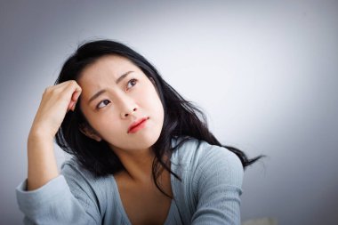 Asyalı kadın üzgün, depresyonda ya da mutsuz. 