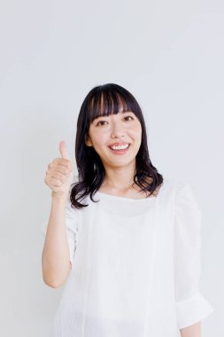 Asyalı kadın başparmak gösterilen