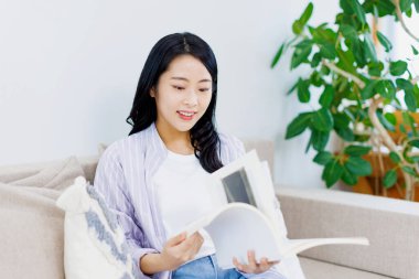 genç kadın bir dergi okuma