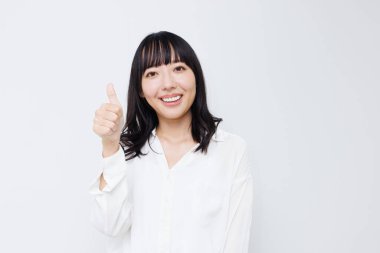 Mutlu Asyalı kadın başparmağını kaldırdı