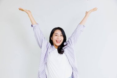 Stüdyoda elleri havada güzel bir Japon kadının portresi.