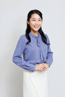 Güzel Asyalı genç iş kadını beyaz arka planda izole edilmiş..