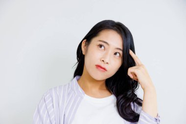 yukarıya bakıp düşünüyorum genç kadın