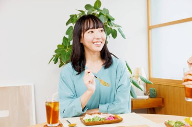 Japon yemekli kadın.