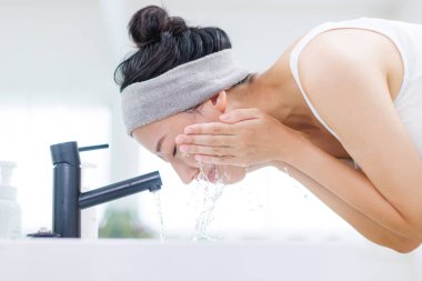 Cilt bakımı yapan Asyalı güzel bir kadının portresi.