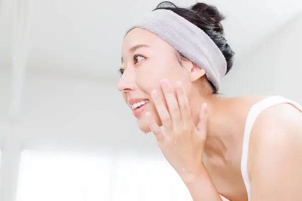 Bela Mulher Japonesa Tocando Rosto Conceito Beleza Saúde — Fotografia de Stock
