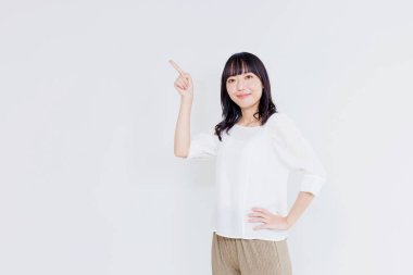 Boşluğu gösteren Asyalı genç bir kadının portresi