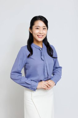 Asya iş kadını ofiste ayakta