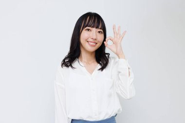 Beyaz gömlekli Japon kadın portresi. Asyalı iş kadını iyi niyet gösteriyor